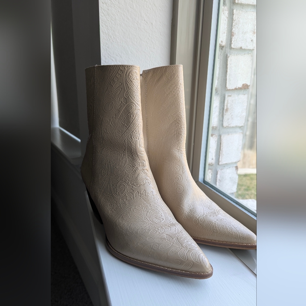 Matisse Cream Paisley Embossed Women's Boots. Rare Design!